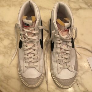 Nike Women’s Blazer Mid 77